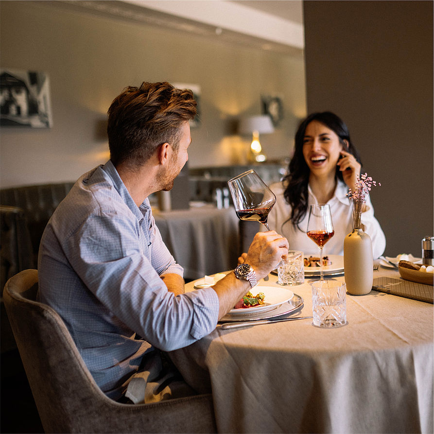 Una coppia si gode il tempo al tavolo da pranzo dell'albergo di Scena