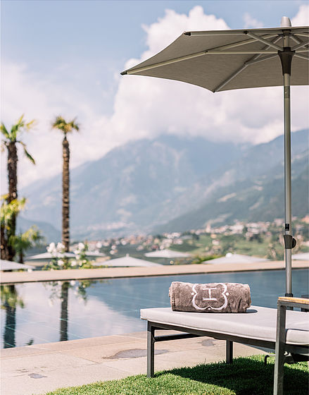 Area piscina con vista sulle montagne dell'albergo 4 stelle Scena