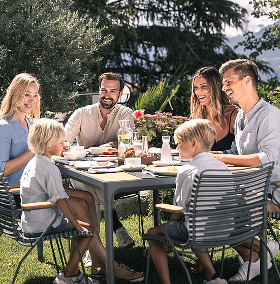 Familie im Familien Urlaub Schenna am Frühstückstisch im Garten