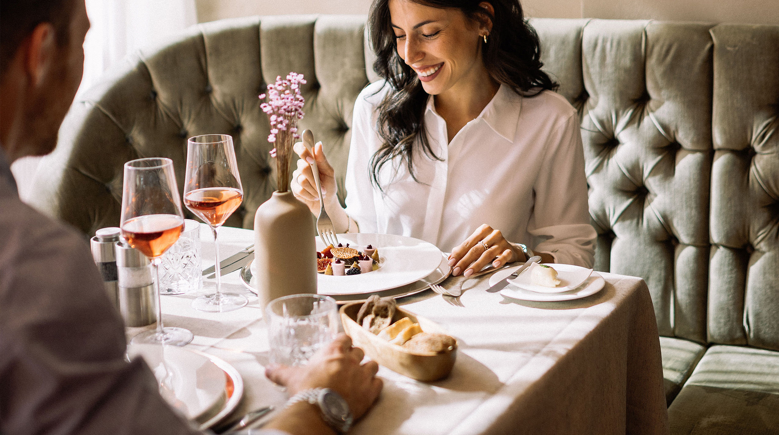 Paar essen am Tisch und trinken Wein im Hotel Hohenwart Schenna
