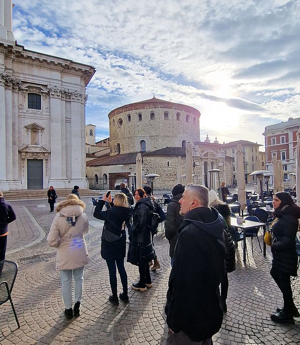 Mitarbeiter fotografieren Sehenswürdigkeiten in Brescia