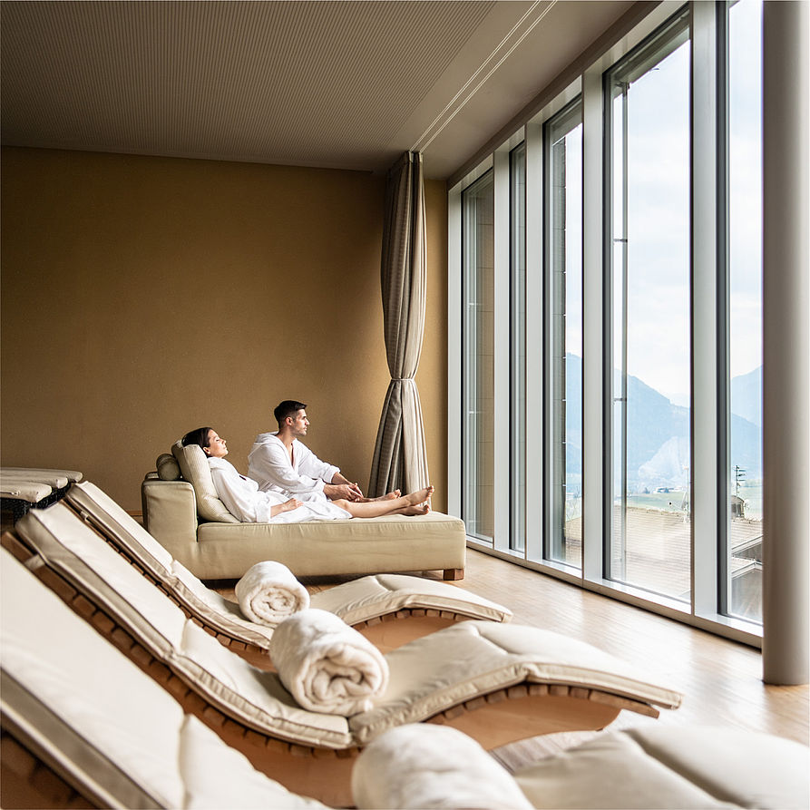 Relaxation room with view and loungers at the Wellnesshotel Schenna