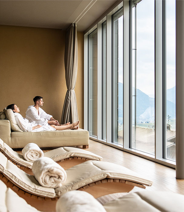Relaxation room with view and loungers at the Wellnesshotel Schenna