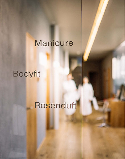 Tür mit Aufschrift Manicure, Bodyfit und Rosenduft