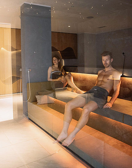 Uomo e donna nella sauna dell’albergo benessere Scena
