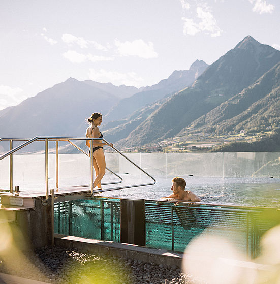 Paar genießen Zeit im Swimmingpool im Familien Wellness Hotel Schenna