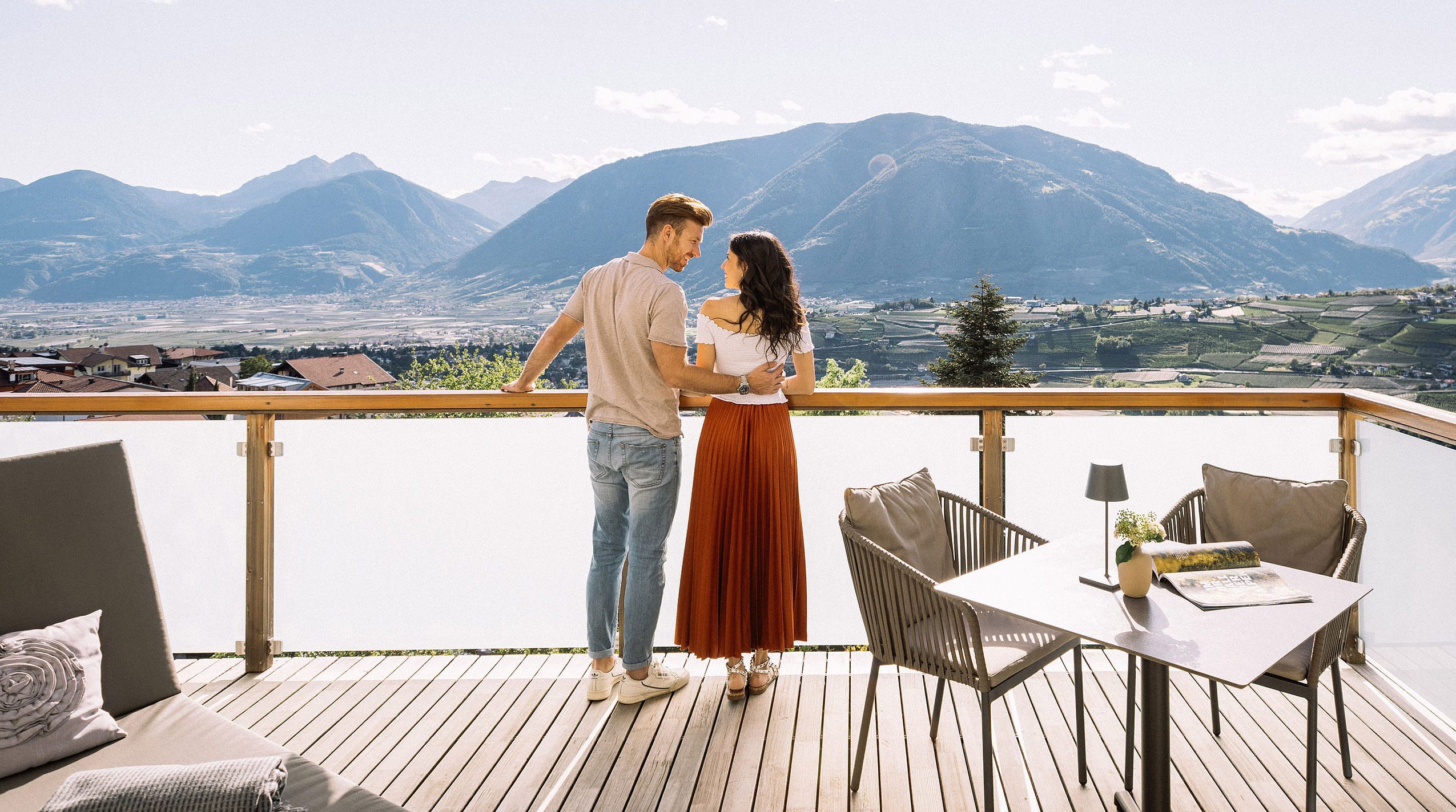 Paar genießt Ausblick auf Berge auf der Terasse im Wellness Genießer Hotel 