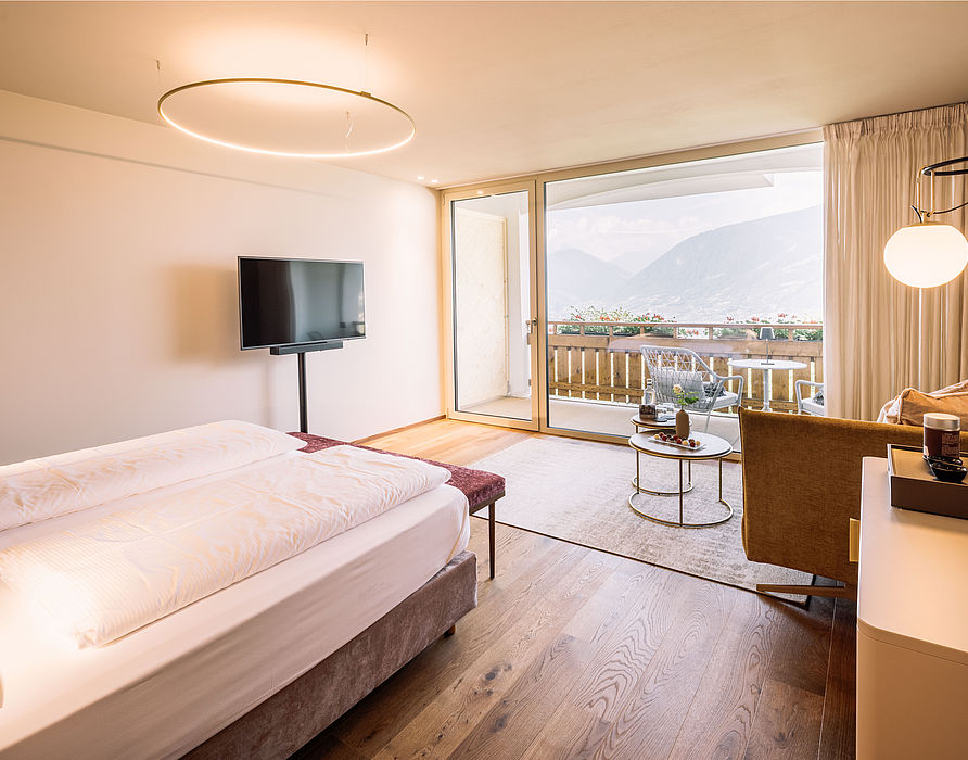Doppelbett Zimmer mit Balkon im 4 Sterne Hotel Schenna