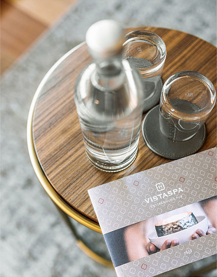 Bottiglia d'acqua e brochure all'albergo Hohenwart